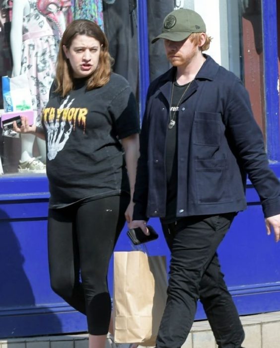 Georgina Groome y Rupert Grint dando un paseo