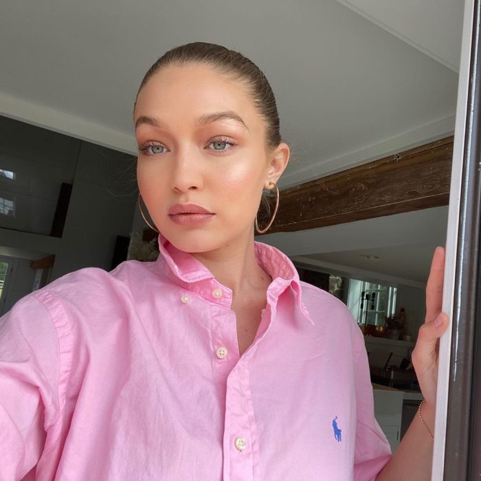 Gigi Hadid tomándose una selfie