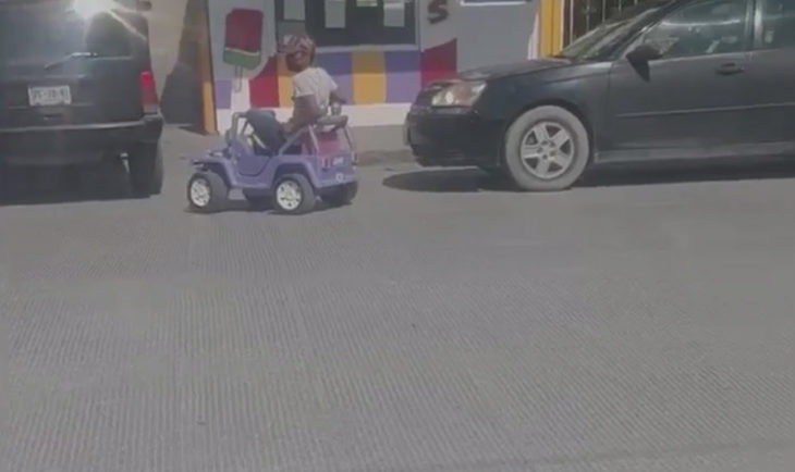 Hombre montado en un auto de juguete listo para comprar pizza 