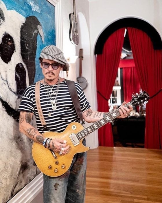 Johnny Depp tocando la guitarra