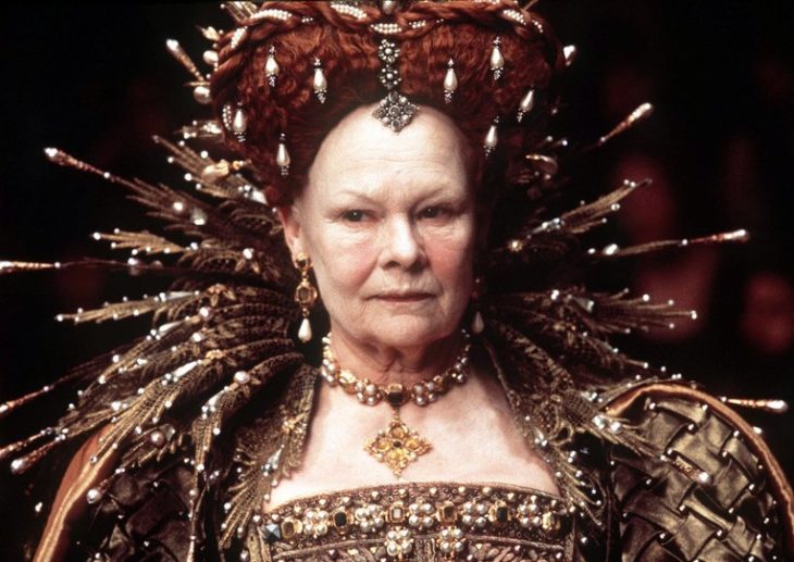 Judi Dench como la Reina Elizabeth I