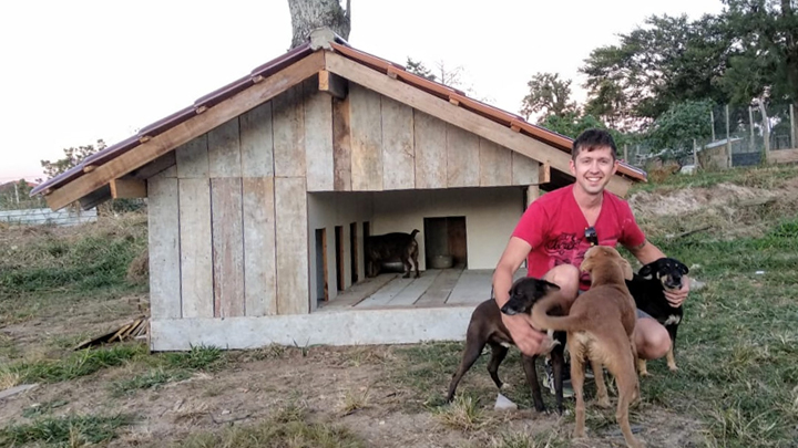 Julio con algunos perros que vivirán en la casa que construyó