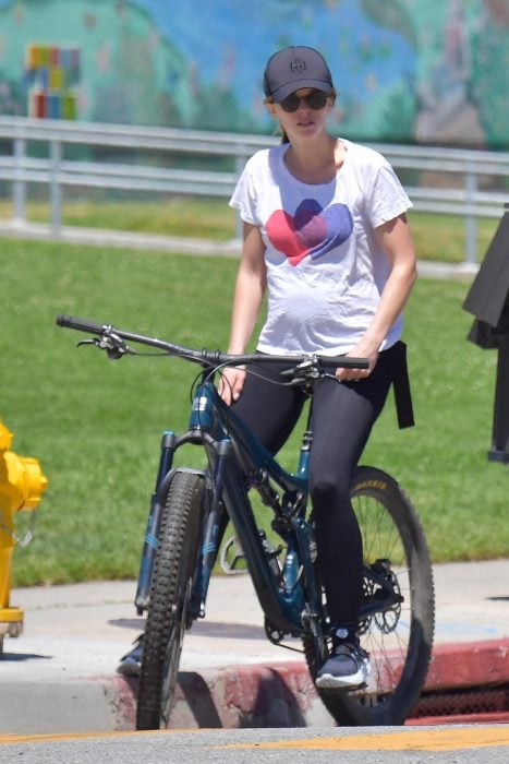 Katherine Schwarzenegger andando en bicicleta