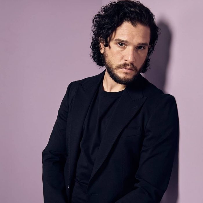 Kit Harington usando outfit negro