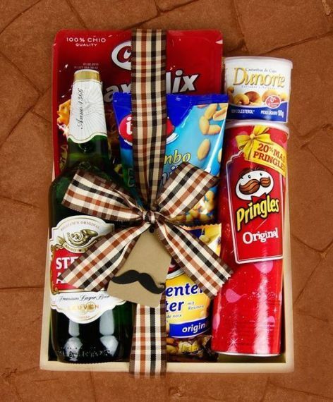 Caja de madera decorada con papas fritas y una botella de cerveza