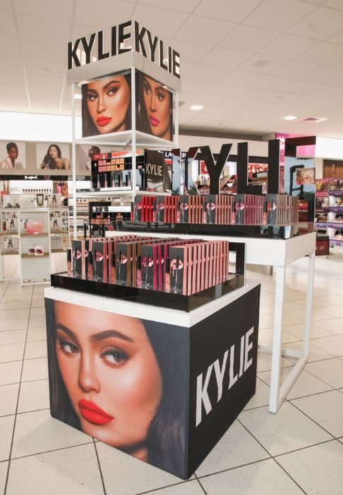 Stand de productos Kylie Jenner cosmetics