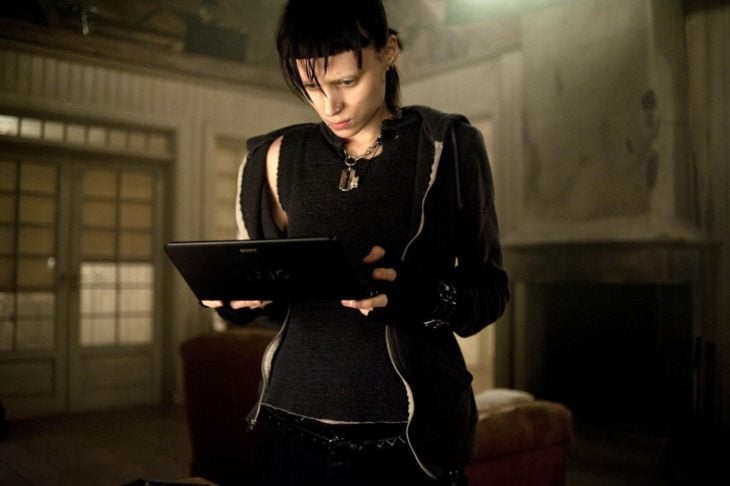 Rooney Mara como Lisbeth Salander en 'La chica del dragón tatuado' revisando una tablet