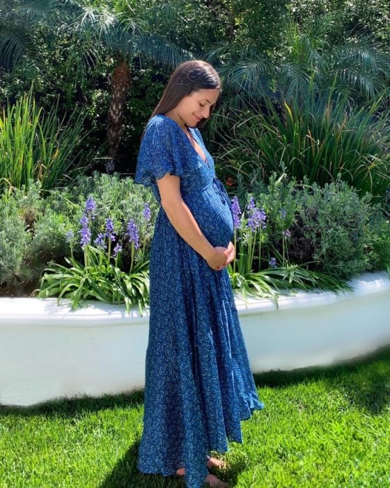 Actriz de Glee, Lea Michele, está embarazada de su primer hijo con Zandy Reich; mamá con panza de embarazo con maxi vestido azul