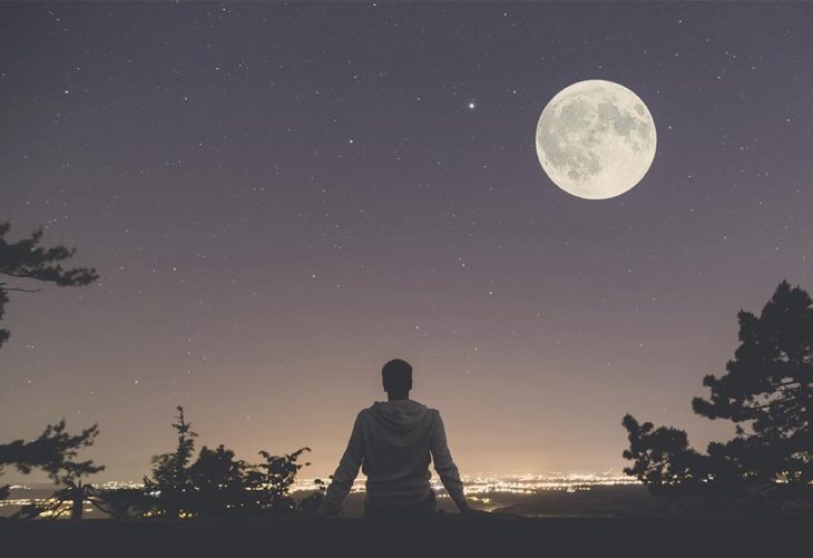 Persona mirando la luna llena