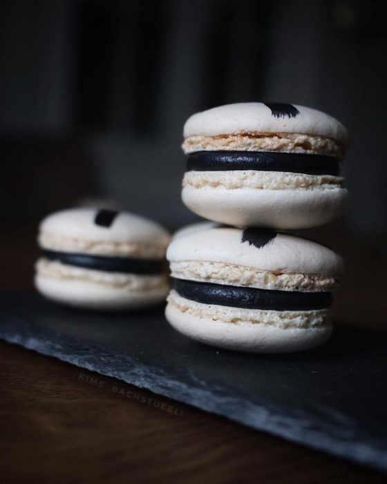 Macarons decorados con hermosa flores de diferentes colores y sabores 