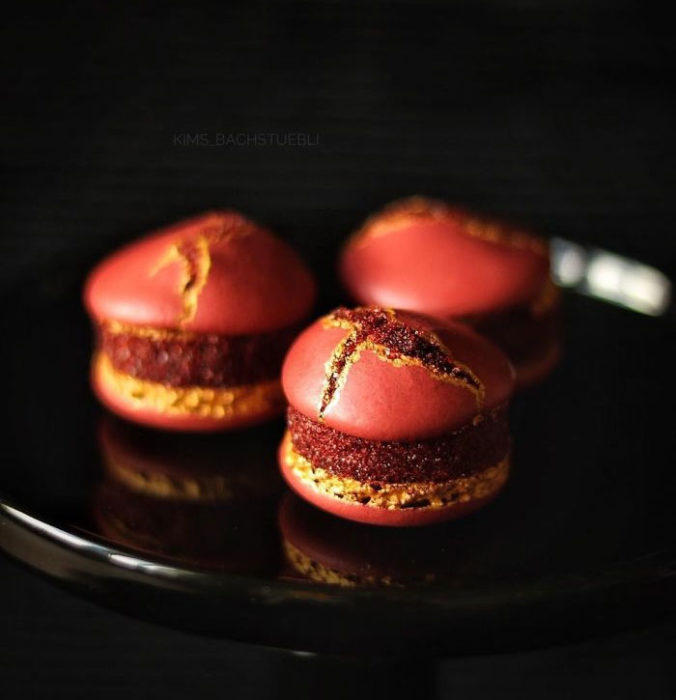 Macarons decorados con hermosa flores de diferentes colores y sabores 