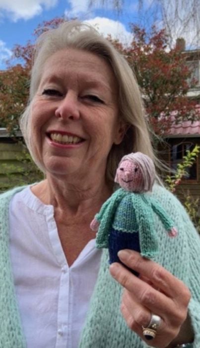 Ingeborg Van der Duin naestra que teje muñecos para sus alumnos