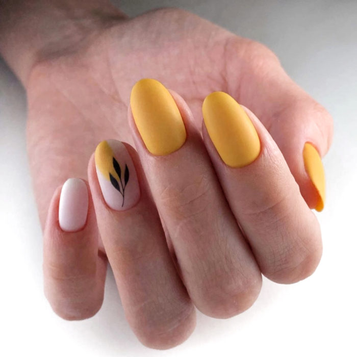 Diseños de manicure; uñas de almendra amarillas con flor