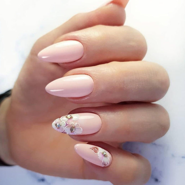 Diseños de manicure; uñas almendra colo rosa con flores