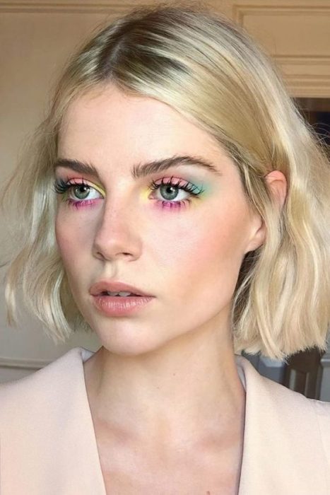 lucy boynton con maquillaje de ojos estilo acuarela