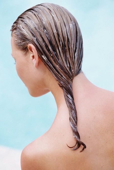 Mujer que se acaba de aplicar mascarilla para el cabello