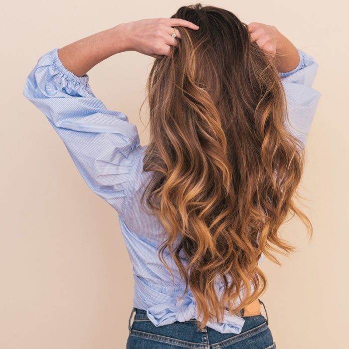 Mujer con cabello sedoso y abundante