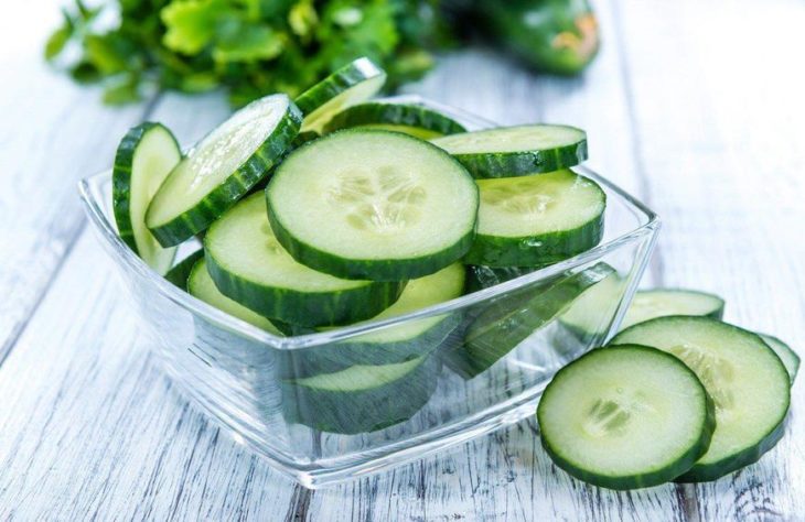 Rodajas de pepino en recipiente transparente