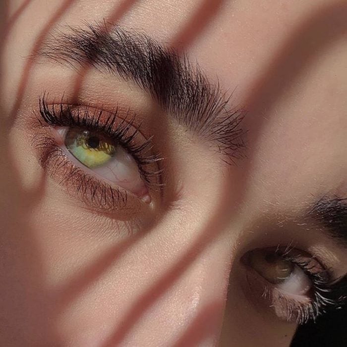 Chica con ojos verdes y cejas pobladas