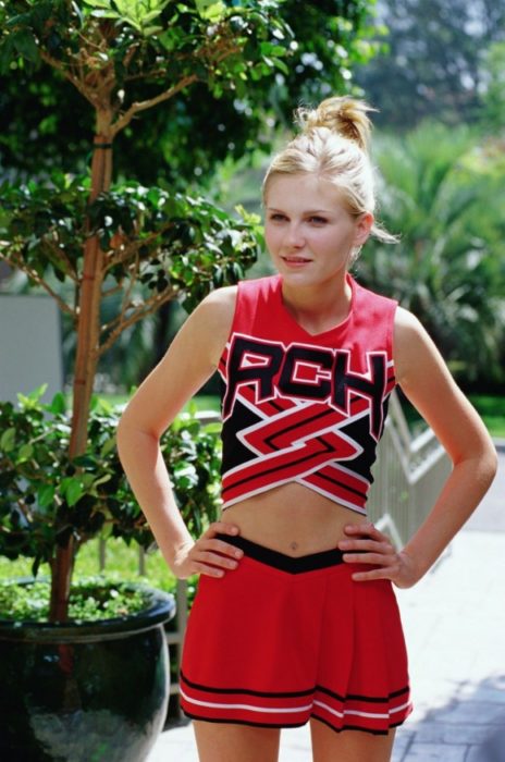 Kirsten Dunst usando un uniforme de porristas en la películaTriunfos robados 