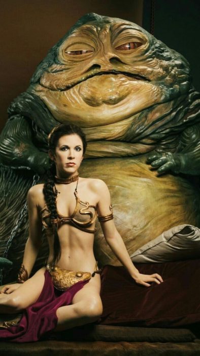 Carrie Fisher usando un vestido de top y falda en la película Star Wars