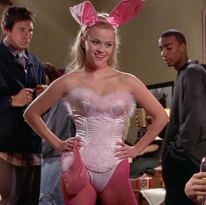 Reese Witherspoon usando un disfraz de conejita en la películaLegalmente Rubia