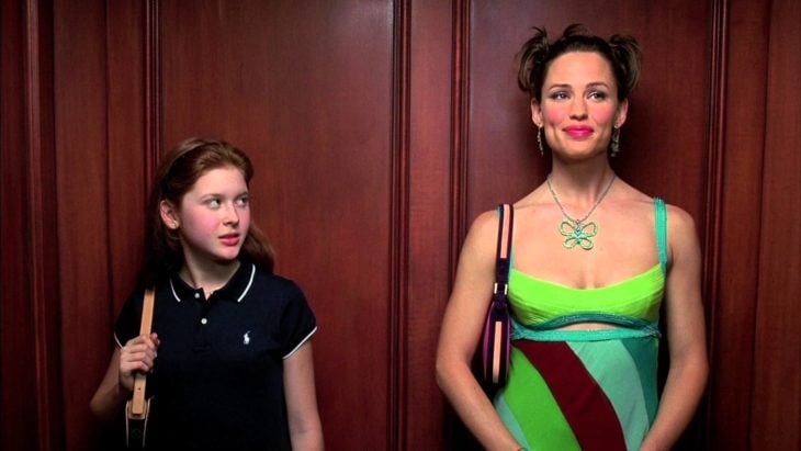 Jennifer Garner usando un vestido en colores neón en la película Como si tuviera 30