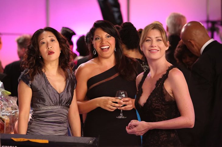 Escena de Grey's Anatomy en la que Mer, Cristina y Callie visten de gala