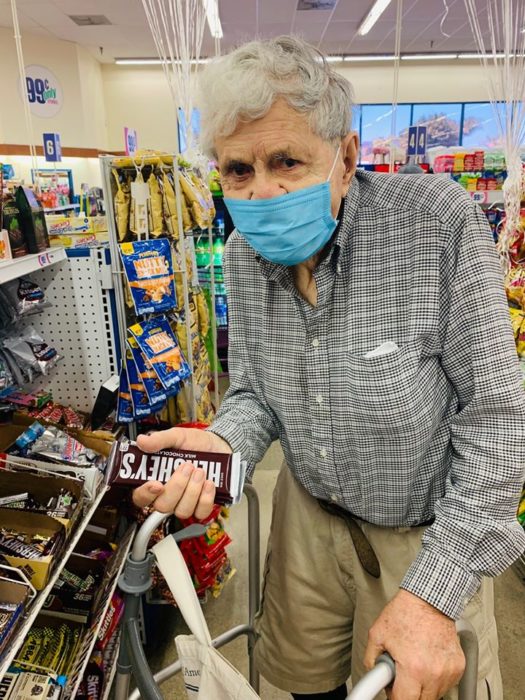 Mike comprando barras de chocolate