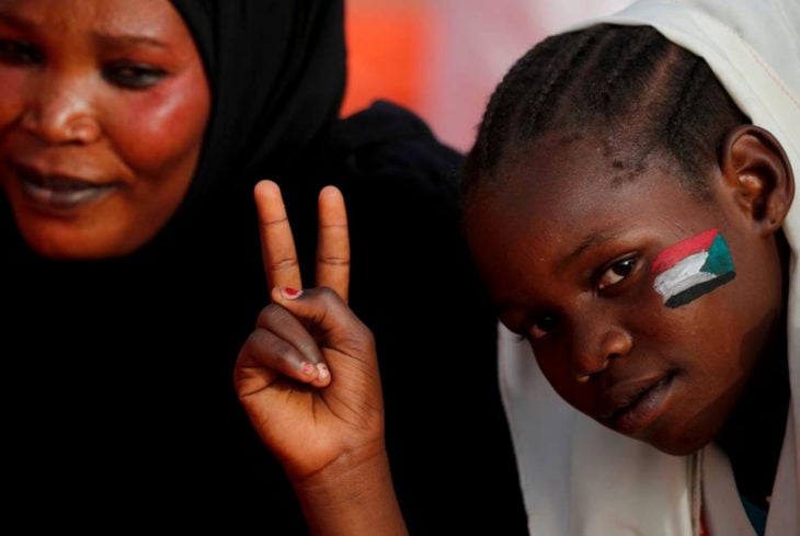 Sudán prohíbe la ablación femenina; mujeres y niñas sudanesas