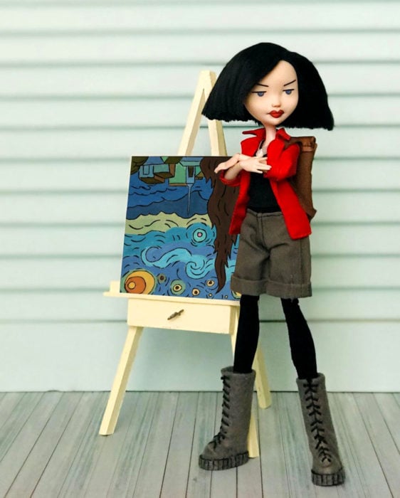 Artista rusa Arty Ooak Dolls tranforma muñecas Monster High en personajes de caricaturas y películas; Daria, Jane Lane pintando