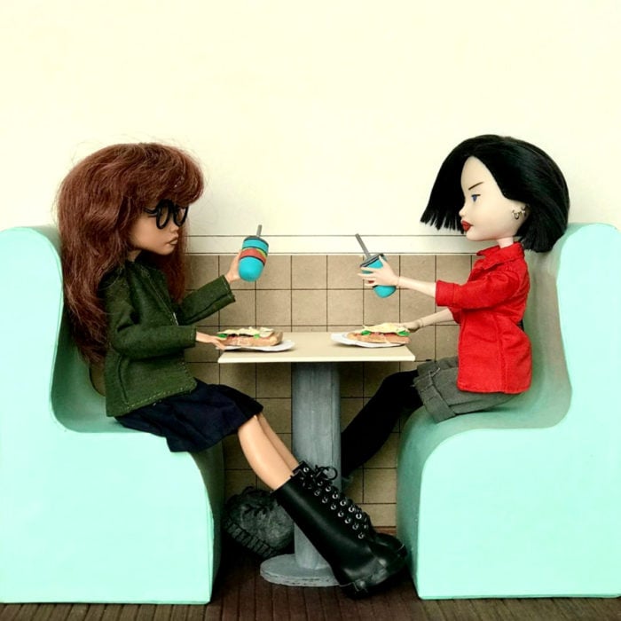 Artista rusa Arty Ooak Dolls tranforma muñecas Monster High en personajes de caricaturas y películas; Daria Morgendorffer y Jane Lane comiendo pizza