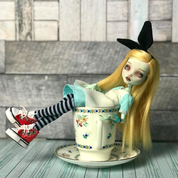 Artista rusa Arty Ooak Dolls tranforma muñecas Monster High en personajes de caricaturas y películas; Alicia en el país de las maravillas