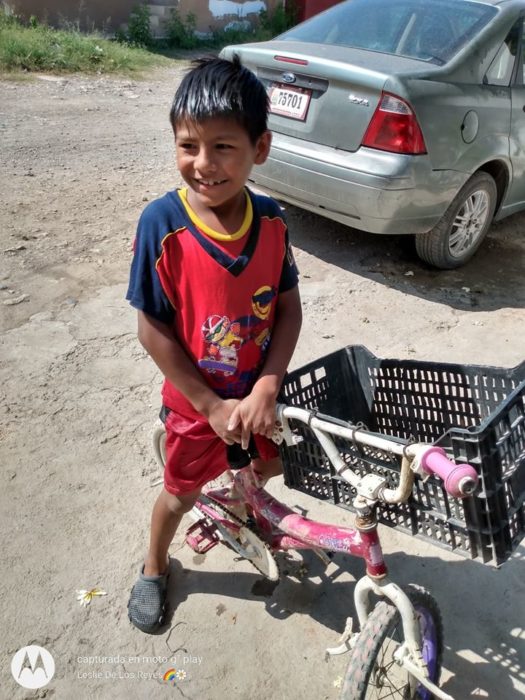 Iker hace mandados en bicicleta para comprar una tablet
