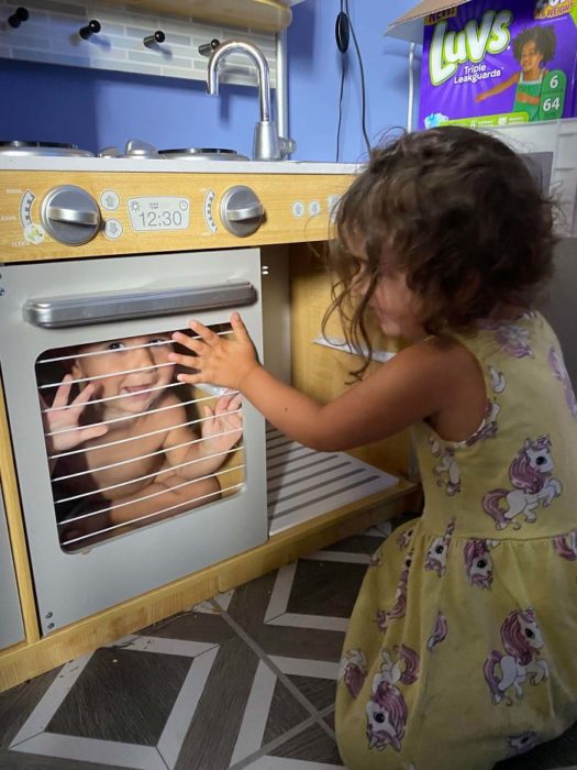 Niña que encerró a su hermano dentro del horno de la cocina de juguete 