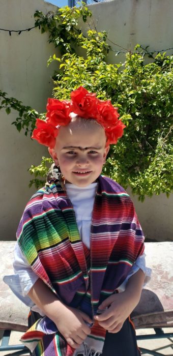 Niño vestido como Frida Khalo 