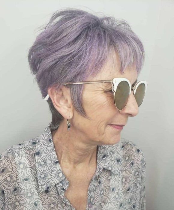 Anciana con cabello corto color lavanda