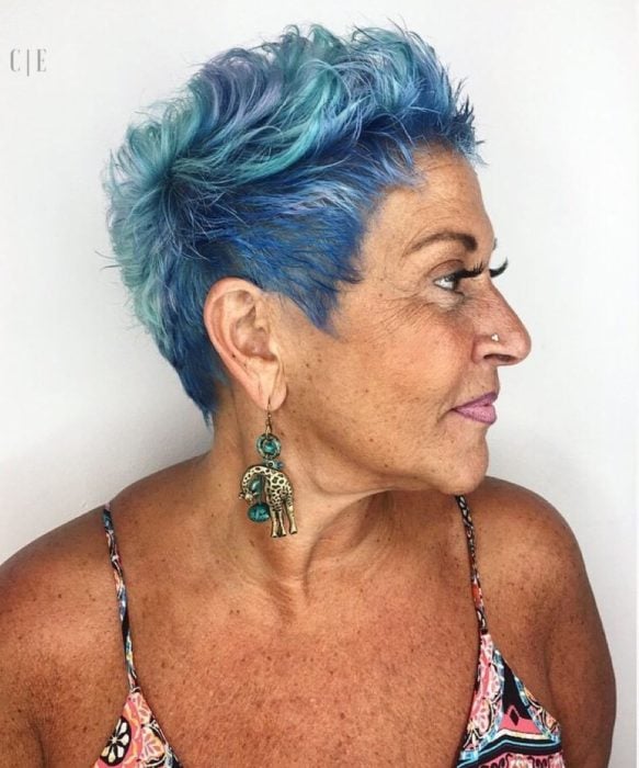 Mujer mayor con cabello corto estilo pixie color turquesa