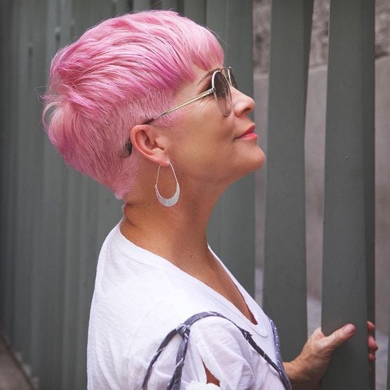 Mujer madura con cabello pixie rosa algodón