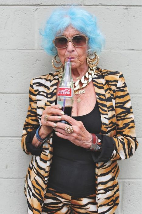 Mujer madura con atuendo de animal print y cabello azul