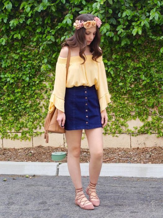 Chica usando un outfit inspirado en Lara Jean con falda y blusa de color amarillo 