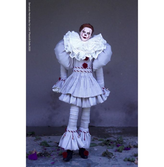 Barbie caracterizada como PENNYWISE