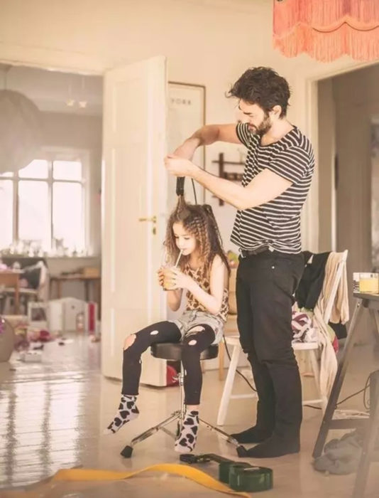 Frases del día del padre; papá peinando a su hija