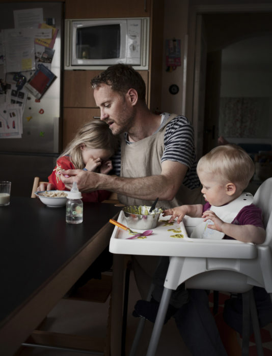 Frases del día del padre; papá dándole de comer a sus hijos