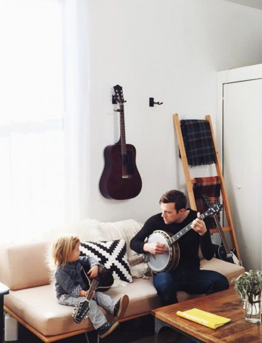 Frases del día del padre; papá e hija tocando el banjo en la sala