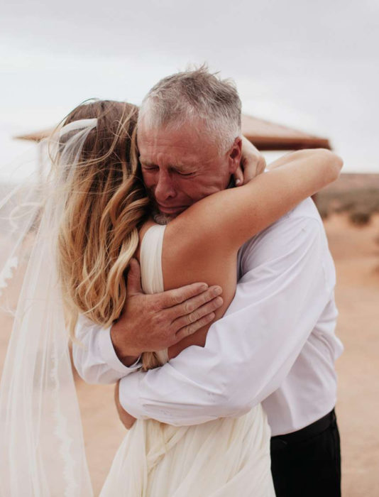 Frases del día del padre; papá abrazando a su hija el día de su boda