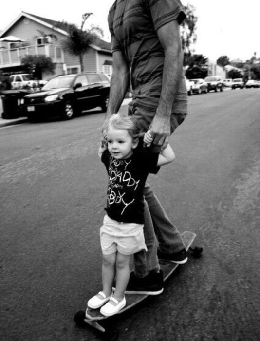 Frases del día del padre; hija y papá andando en patineta en la calle