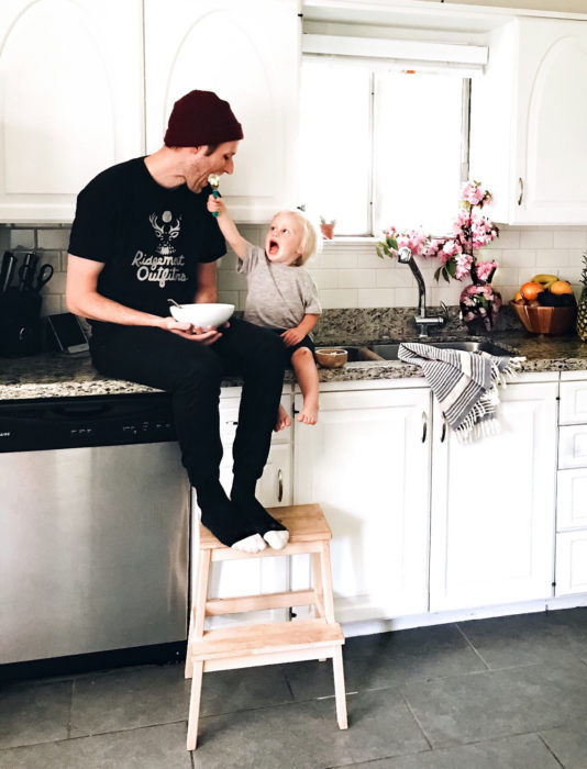 Frases del día del padre; papá e hija en la cocina comiendo nieve