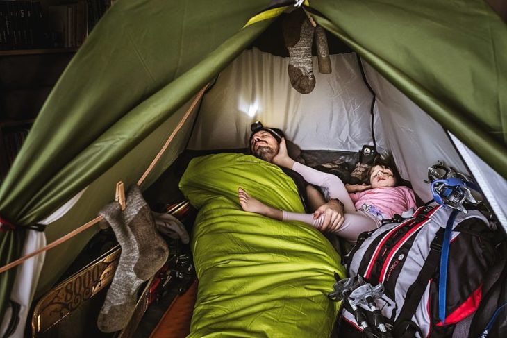 Fotógrafo y su hija improvisan un paseo por la montaña en casa