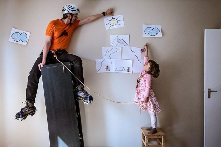 Fotógrafo y su hija improvisan un paseo por la montaña en casa